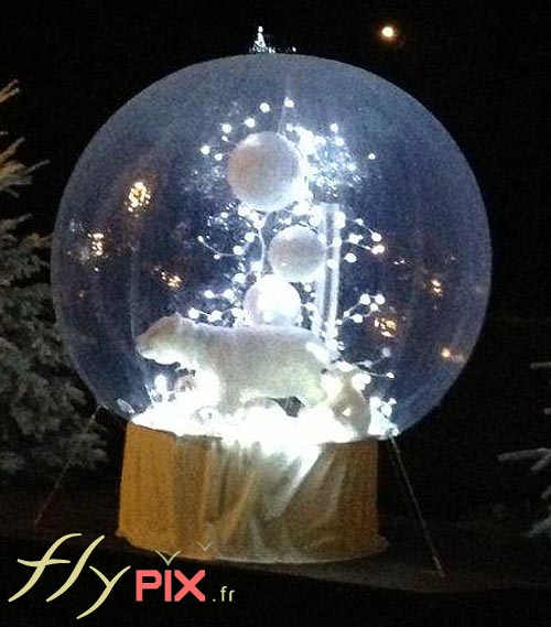 Ballon boule de Noël avec un ours polaire et des ballons blancs.