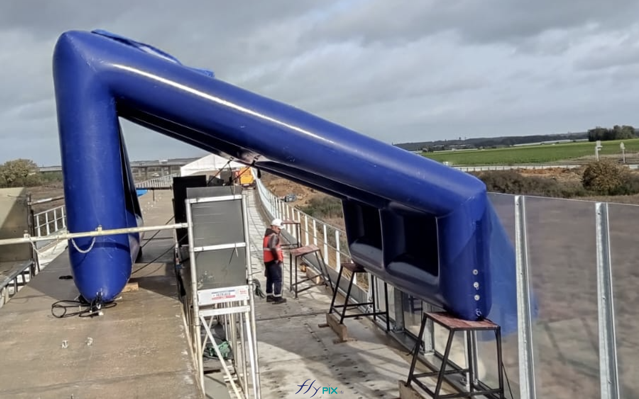 FlyPix abri tente gonflable air captif ventile pompe turbine enveloppe pvc 045 060mm chantier viaduc EUROVIA 13