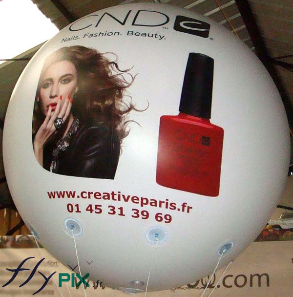 Impression numérique couleur sur enveloppe PVC 0,18 mm pour ce ballon publicitaire sphérique à hélium.