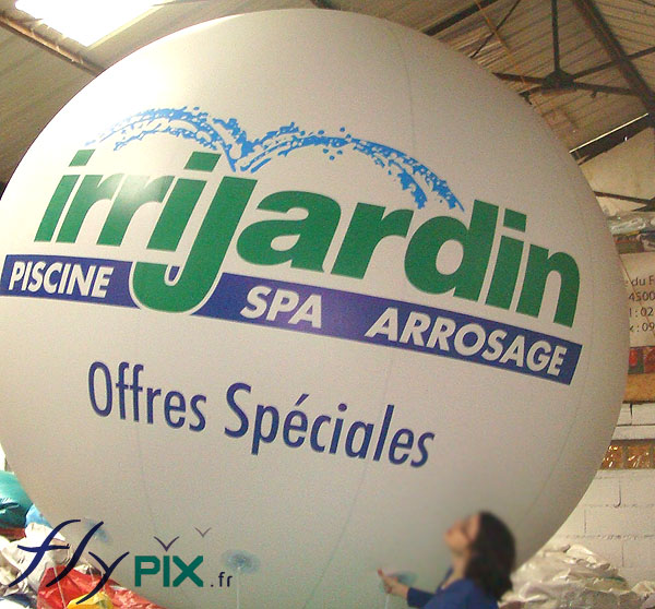 Ballon publicitaire à hélium de forme sphérique avec marquage d'un logo en impression numérique couleur sur fond blanc.