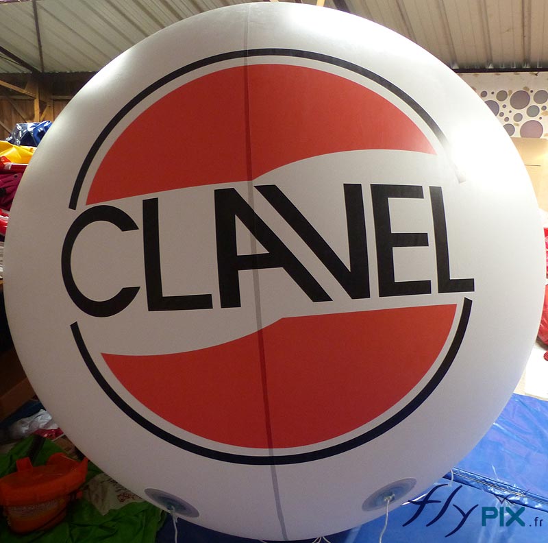 Ballon publicitaire en forme de sphère, réalisé pour la société Clavel, doté d'un marquage en impression numérique couleur sur fond blanc.