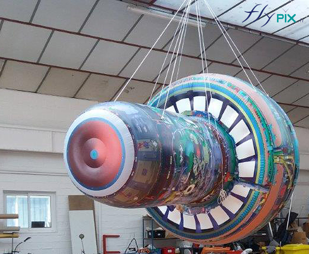 Ballon étanche gonflé à l'air en forme de moteur d'avion, fabriqué sur mesure en France.
