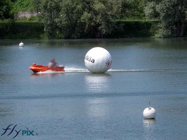 Ballon publicitaire flottant de forme sphérique en PVC 0,45 mm, flottant sur un lac pendant les vacances d'été pour une station touristique lacustre.