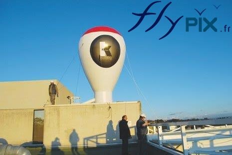 Montgolfière gonflable à demeure posée sur un toit