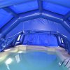 Vue intérieure d&#039;une tente gonflable piscine