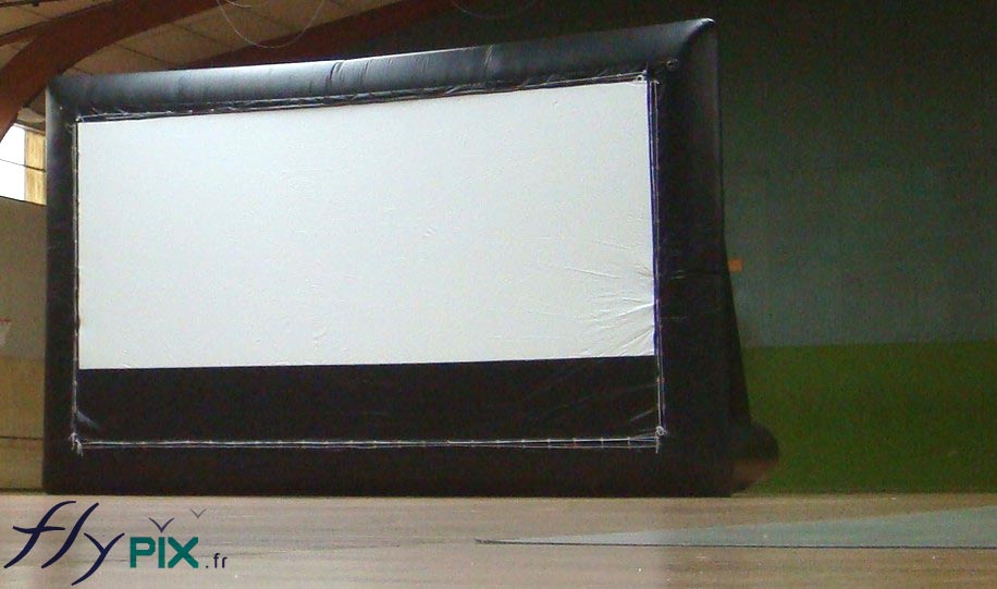 Structure gonflable en PVC 0,45 mm destiné à la projection de film vidéo ou cinéma.