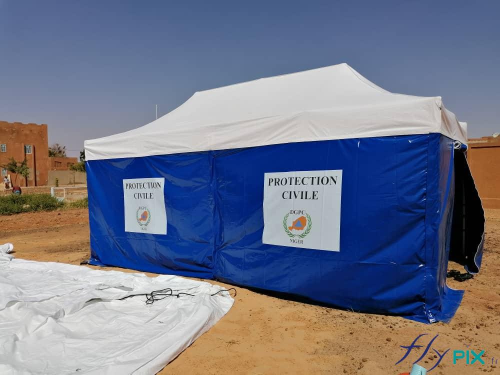 Une tente poste médical avancer de premiers secours, pliable, de dimension 6x3 m, de couleur bleue et logoté de la Protection Civile du Niger.