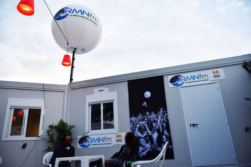 Ballon sur mat RMN Radio Bretagne, installé en environnement extérieur au dessus d'un algeco, pendant un événement de courte durée, sans vent.