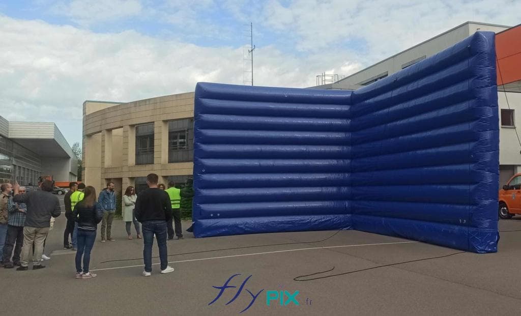 OBG Lux S.A. : mur gonflable en L, air captif, enveloppe PVC 0.6 mm double peau capitonnée, pour la réduction de bruits et de nuisances sonores
