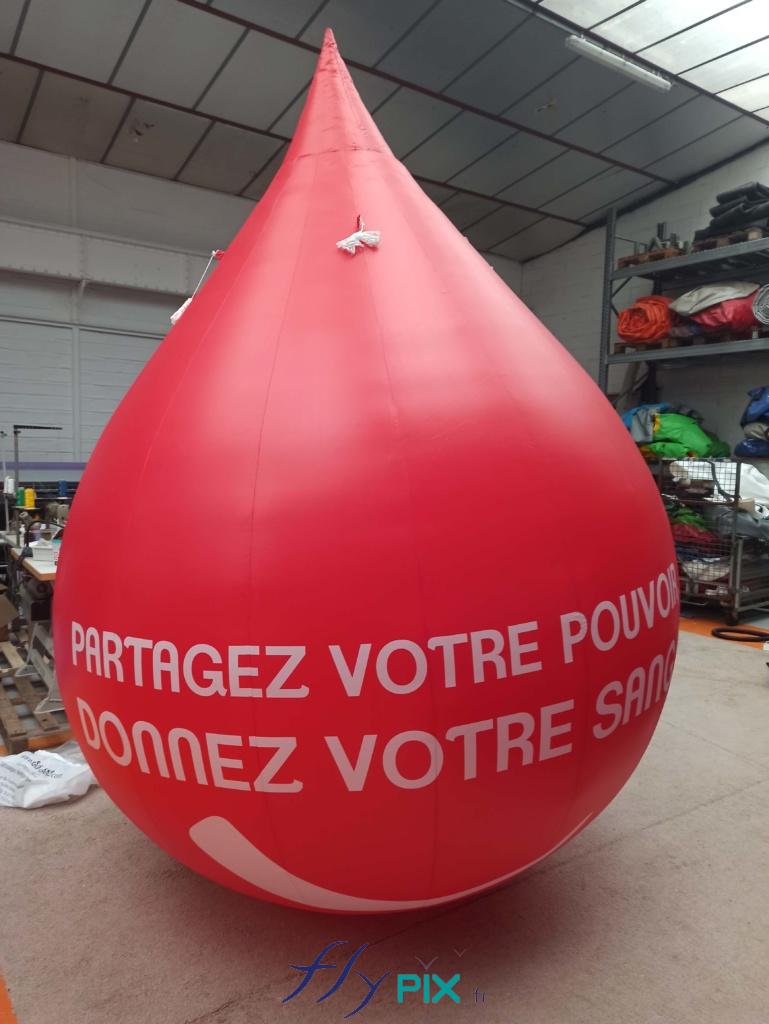 Ballon publicitaire gonflable en PVC 0.18 mm, fabriqué sur mesure, en forme de goutte de sang (goutte d'eau), pour une association de don du sang.