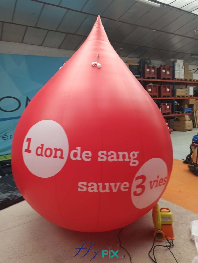 Ballon air captif gonflable PVC 0.18 mm simple peau, en forme sur mesure, de goutte de sang, pour une association de don du sang croix rouge française, impression full print en couleur.
