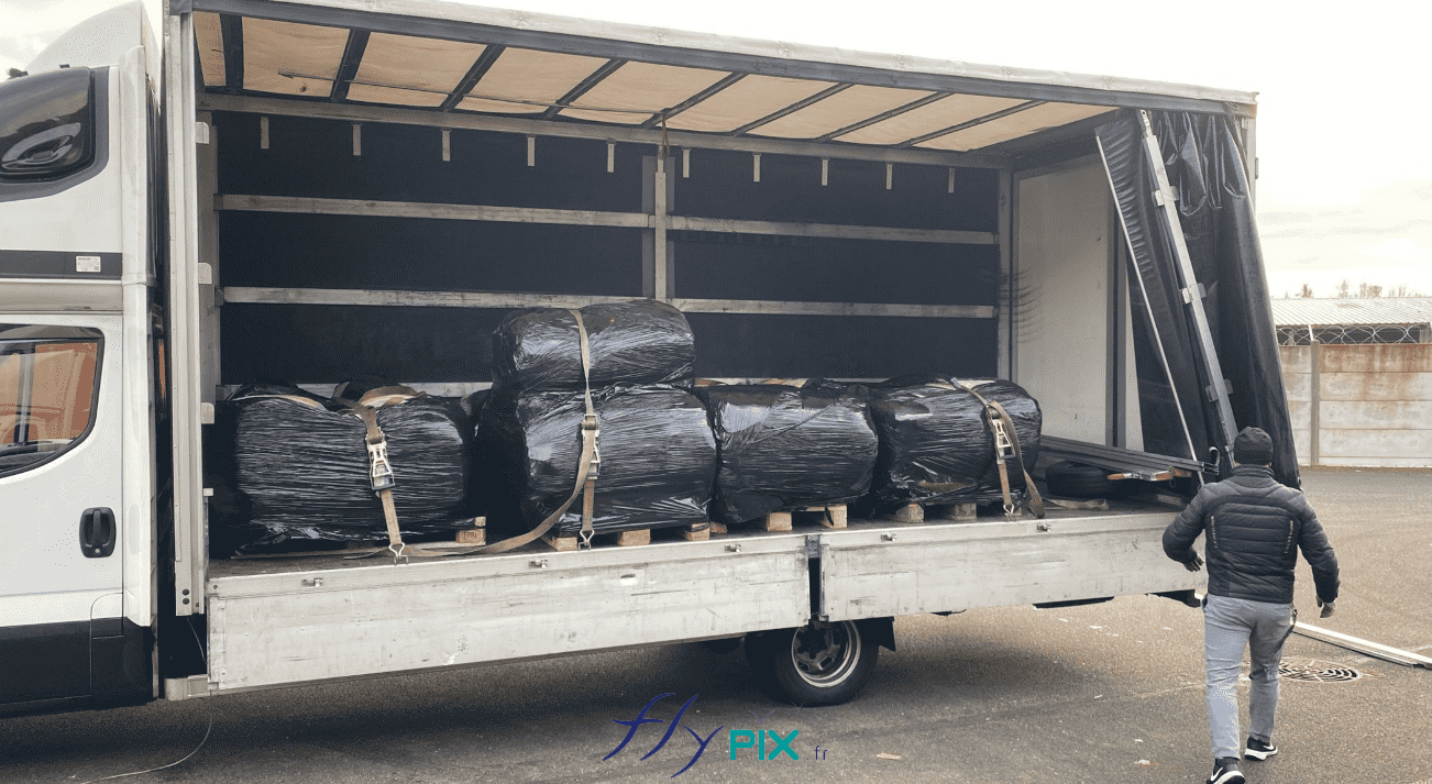 FLYPIX chargement des tentes gonflables PMA postes medicaux premiers secours dans le camion export transport expedition vers pologne
