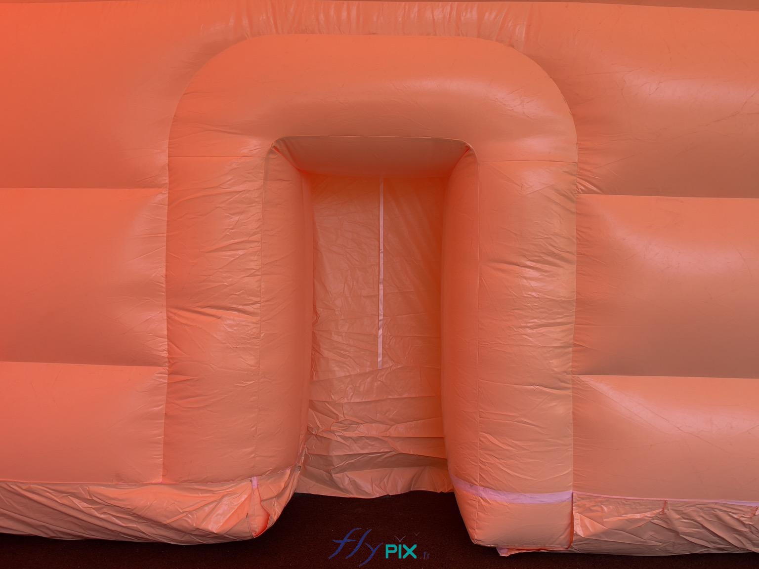 FLYPIX grand hangar gonflable militaire vue interieur petite porte de service laterale murs envelloppe pvc double peau capitonnee 1