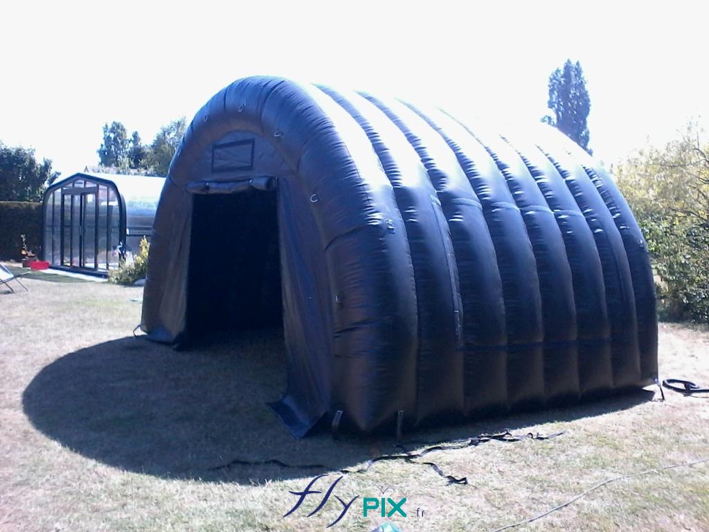 Tente gonflable de stockage de matériel, forme tunnel ou demi-lune, enveloppe PVC 0.6 mm double peau, air captif gonflé avec une pompe électrique et un régulateur de pression.