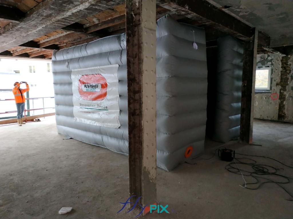 Tente de chantier gonflable air captif de chantier en enveloppe double peau capitonnée, pour BOUYGUES BATIMENTS : mesures de réduction de bruits par BUREAU VERITAS.