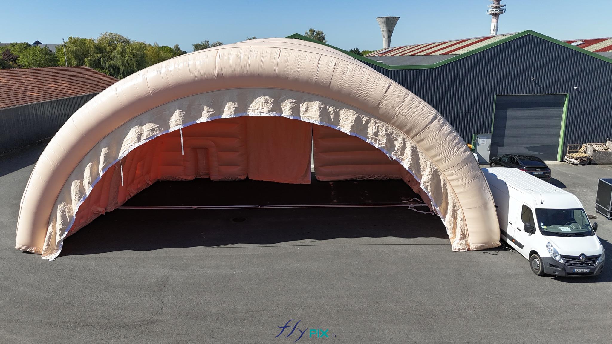 FLYPIX vue aerienne installation montage 2 modules gros hangar gonflable militaire enveloppe PVC 045 mm double peau capitonnee ventile turbines permanence 12