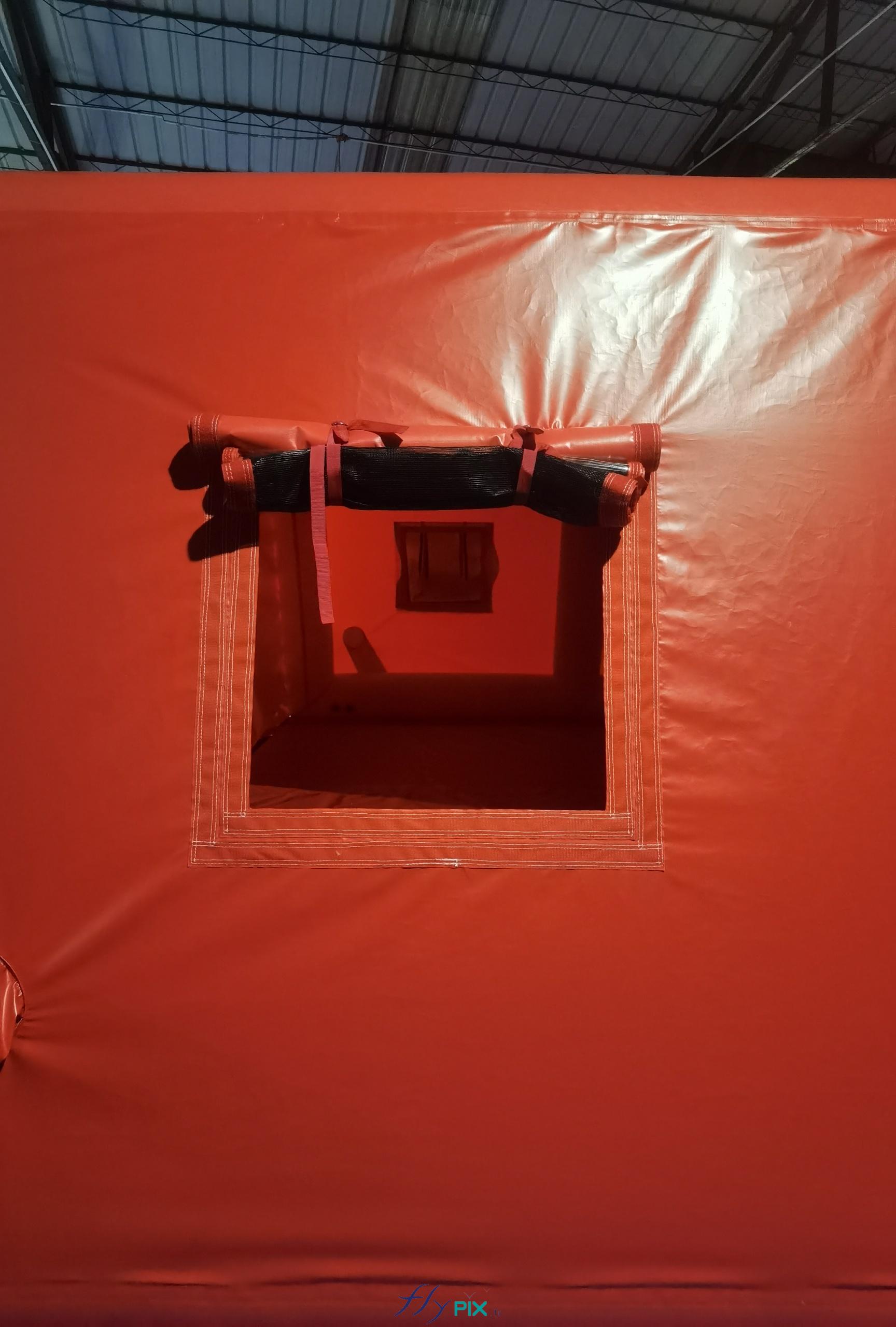 FLYPIX vue detail fenetre volet tente gonflable PMA pose medical avance premiers secours hopital de campagne air captif 7x5m S37m2 2 scaled