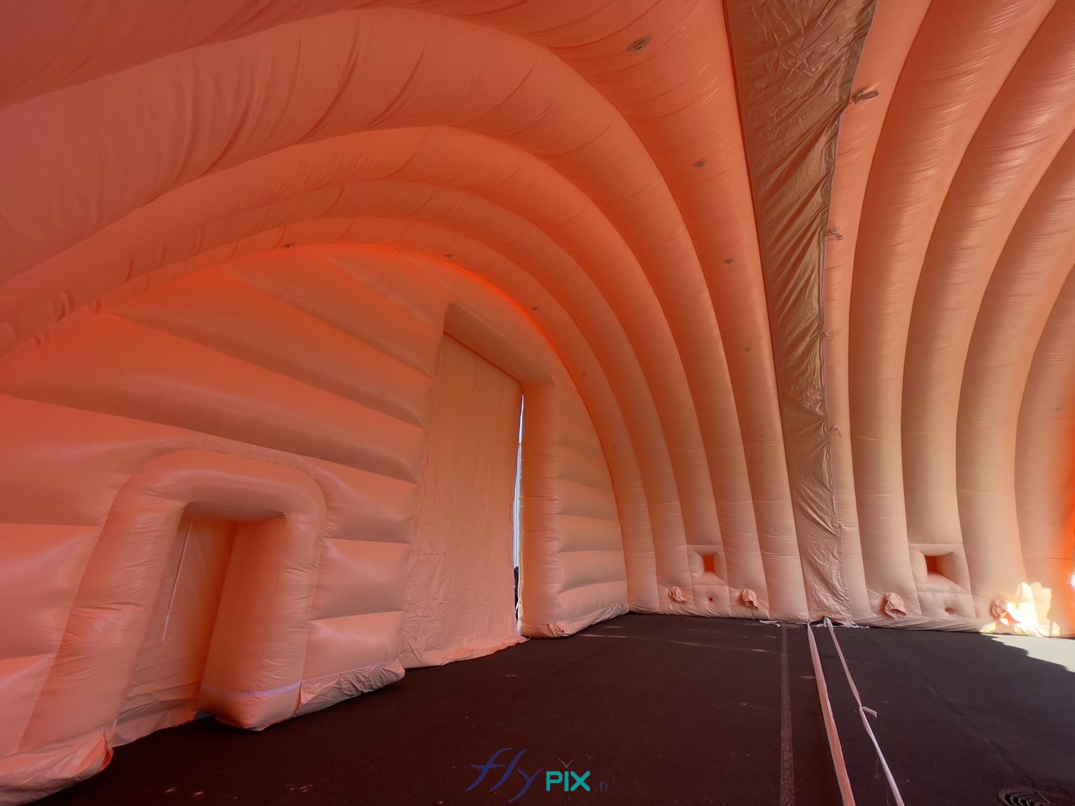 FLYPIX vue interieure hangar gonflable murs et toiture en enveloppe pvc 045 mm double peau capitonnee structure ventilee turbine permanence 8