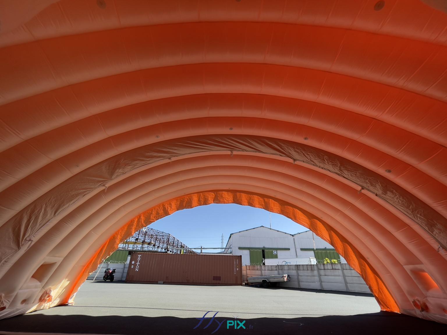 FLYPIX vue interieure hangar gonflable tunnel murs et toiture en enveloppe pvc 045 mm double peau capitonnee structure ventilee turbine permanence 1
