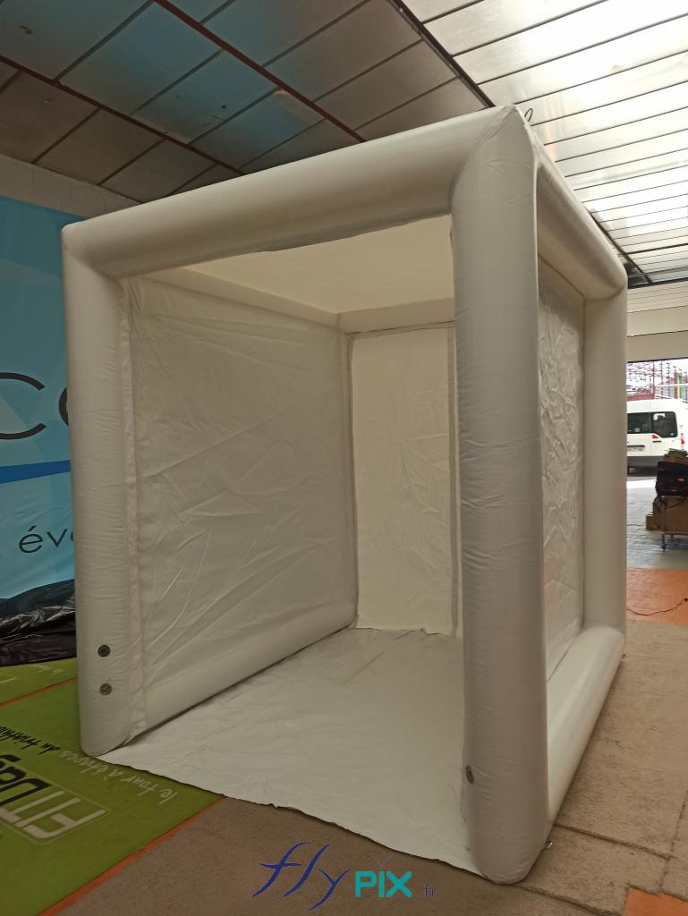 Une tente PMA, en forme de cube, entièrement en enveloppe PVC 0.6 mm simple peau. Cet abri gonflable air captif, gonflé avec une pompe électrique, est entièrement étanche. 