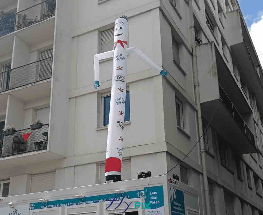 Skydancer TUBE H = 8 m imprimé full print total covering posé sur un bungalow en ville campagne street marketing : REDTUBE