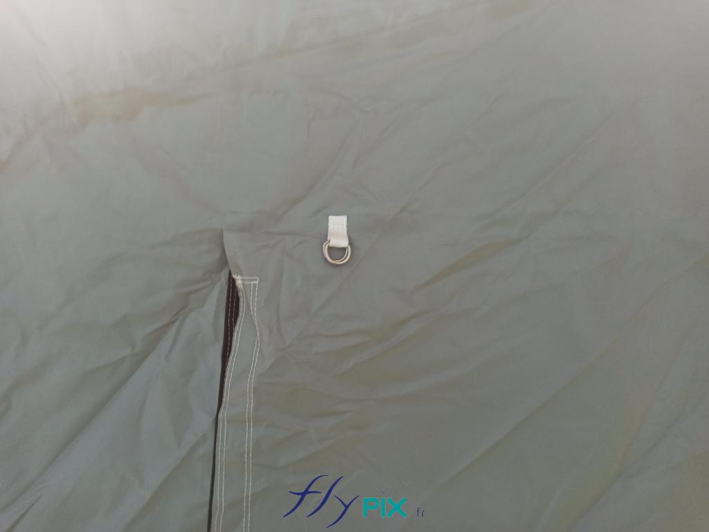 Tente militaire gonflable poste médical avance, fabriquée pour la Marine Nationale : porte large pignon fermetures velvro large bande.