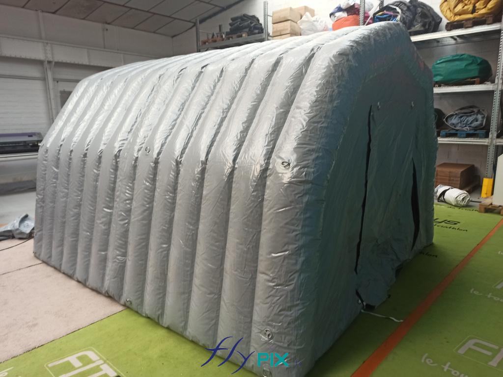 Tente militaire gonflable poste médical avancé, air captif, en enveloppe PVC 0.6 mm double peau, pour la MARINE NATIONALE
