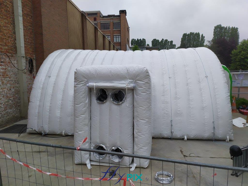 Fabrication sur mesure d'une tente gonflable, air captif, en enveloppe double peau capitonnée, en PVC 0.6 mm et jointures soudées, bâche au sol en PVC soudée à la tente