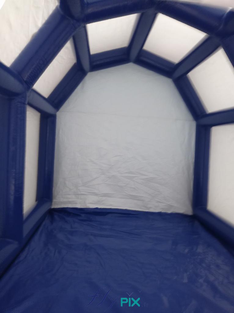 Bâche au sol en PVC lavable, soudée à la tente PMA de dimensions intérieures 4 x 3 m, fabriquée pour Etienne Lacroix.