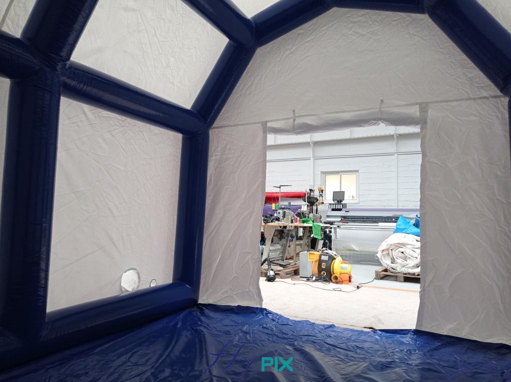 Photographie de l'intérieur de la tente médicale PMA 4 x 3 m air captif d'Etienne Lacroix.