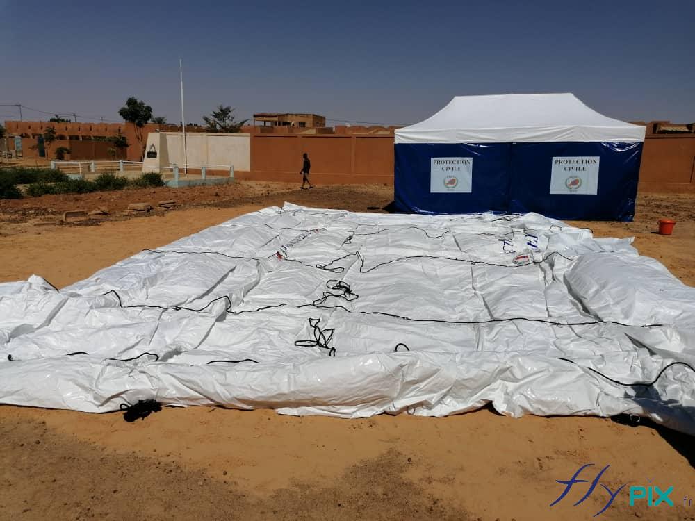 La tente médicale PMA en cours de test de gonflage par les militaires et les soldats de le protection civile du niger, armée française, en Afrique.
