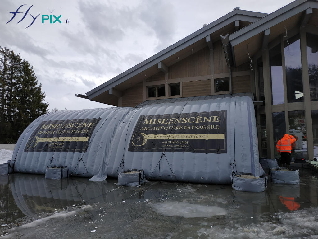 abri gpnflable mise en scene chantier suisse station ski