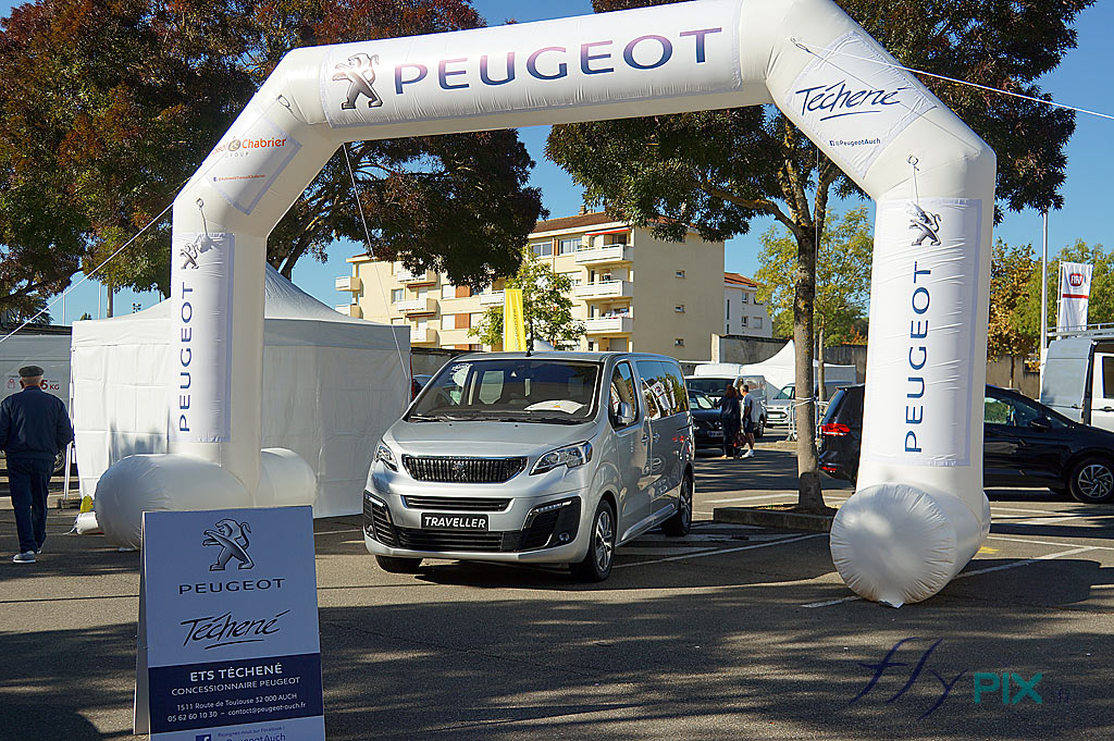 Arche publicitaire pour Peugeot Auch, avec marquages amovibles.