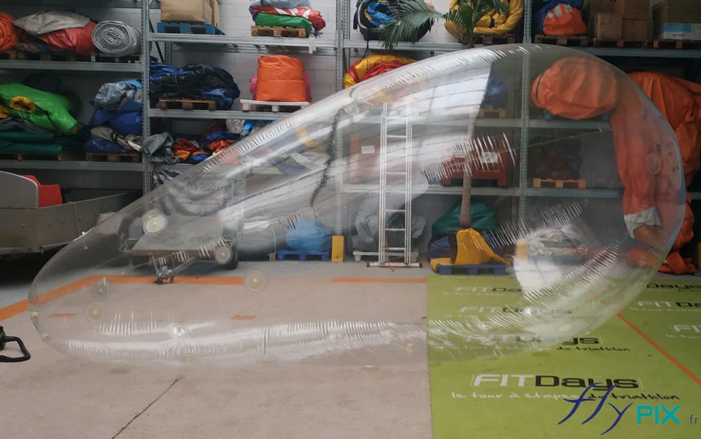 Un ballon dirigeable à hélium en enveloppe transparente en TPU
