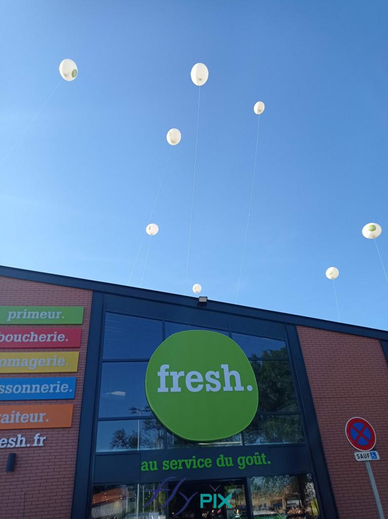 Ballon latex helium installés et déployés pendant un événement en extérieur pose installation magasin point de vente commerce centre commercial FRESH.