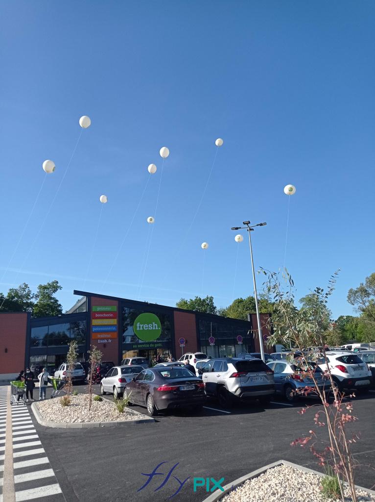 Ballon latex helium installés et déployés pendant un événement en extérieur pose installation magasin point de vente commerce centre commercial FRESH.