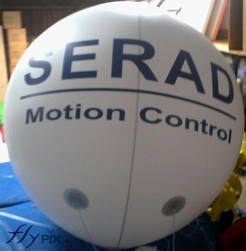 Ballon publicitaire à hélium avec un marquage personnalisé: le logo est imprimé en impression numérique couleur sur un fond blanc.