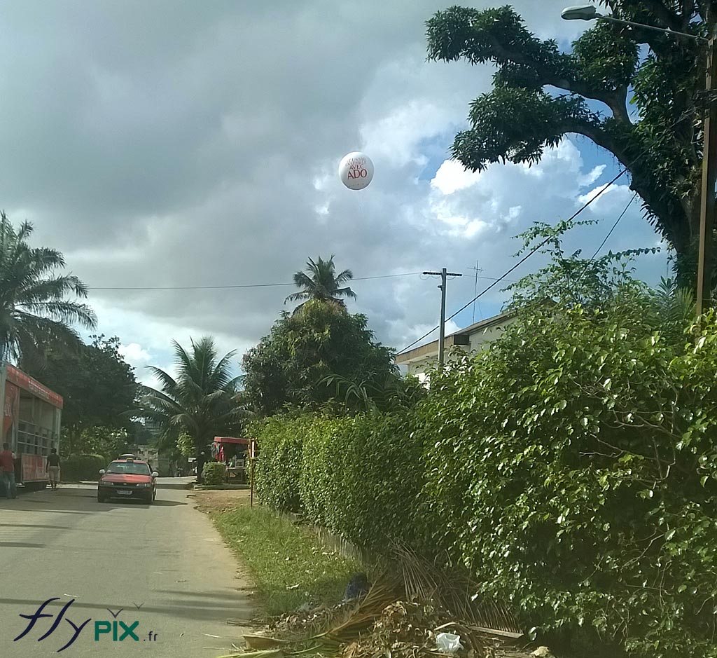Ballon publicitaire à hélium avec marquages en impression numérique couleur sur fond blanc, ici livré en Côte d'Ivoire, en Afrique.