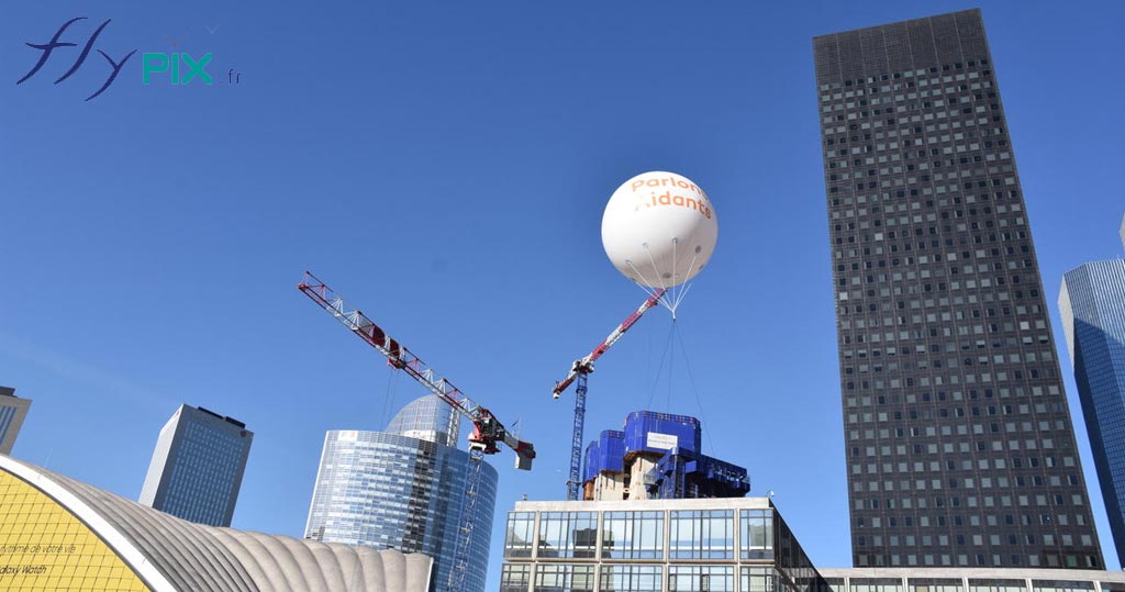 Une publicité gonflable aérienne gonflée à l'hélium: un ballon en PVC 0.18 mm, de forme sphérique et imprimé