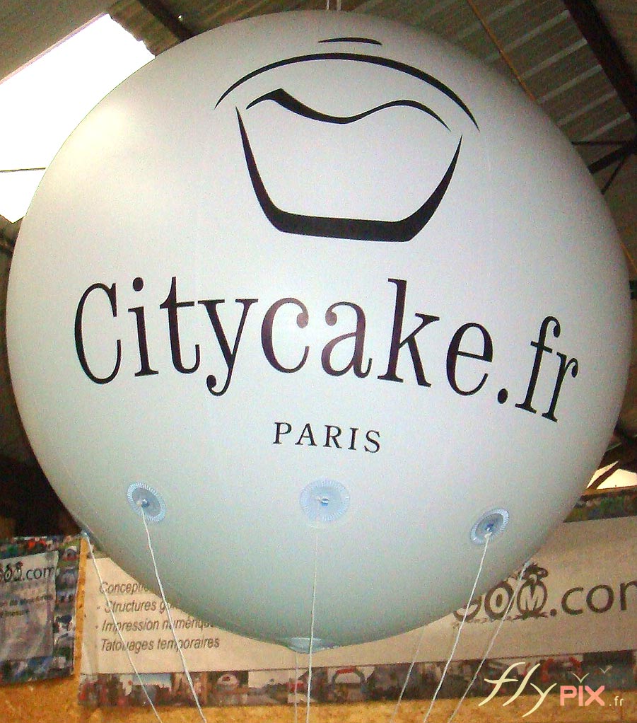 Ballon publicitaire de forme sphérique avec marquage en impression numérique sur fond blanc, enveloppe PVC 0,18 mm.