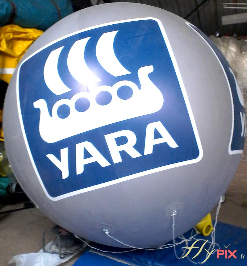 Ballon publicitaire sphérique hélium en PVC avec marquage en totale impression numérique couleur, avec un logo personnalisé.
