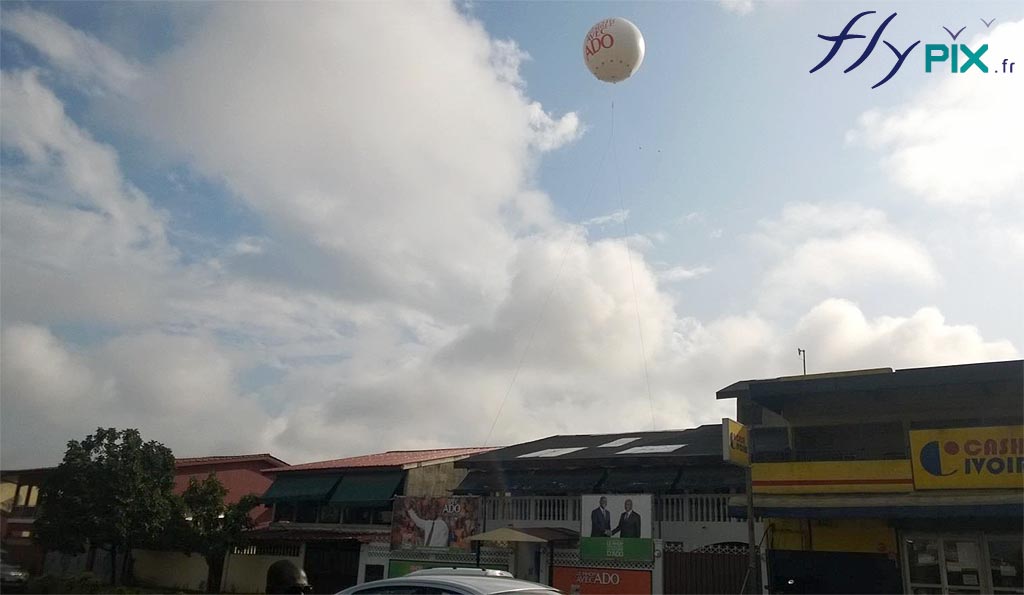 Ballons publicitaires de forme sphérique en PVC 0,18 mm, volant grâce à du gaz hélium.