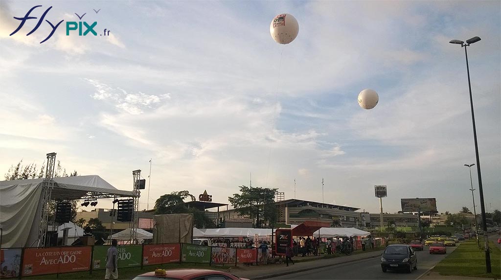 Lors des élections présidentielles de 2015, en Côte d'Ivoire, le parti politique ADO a utilisé des ballons publicitaires avec des marquages personnalisés.