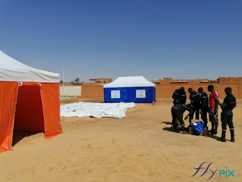 Des militaires sont entrain d'installer des tentes médicales PMA au Niger, en Afrique (Protection Civile du Niger, Armée Française, Ambassade de France du Niger)..