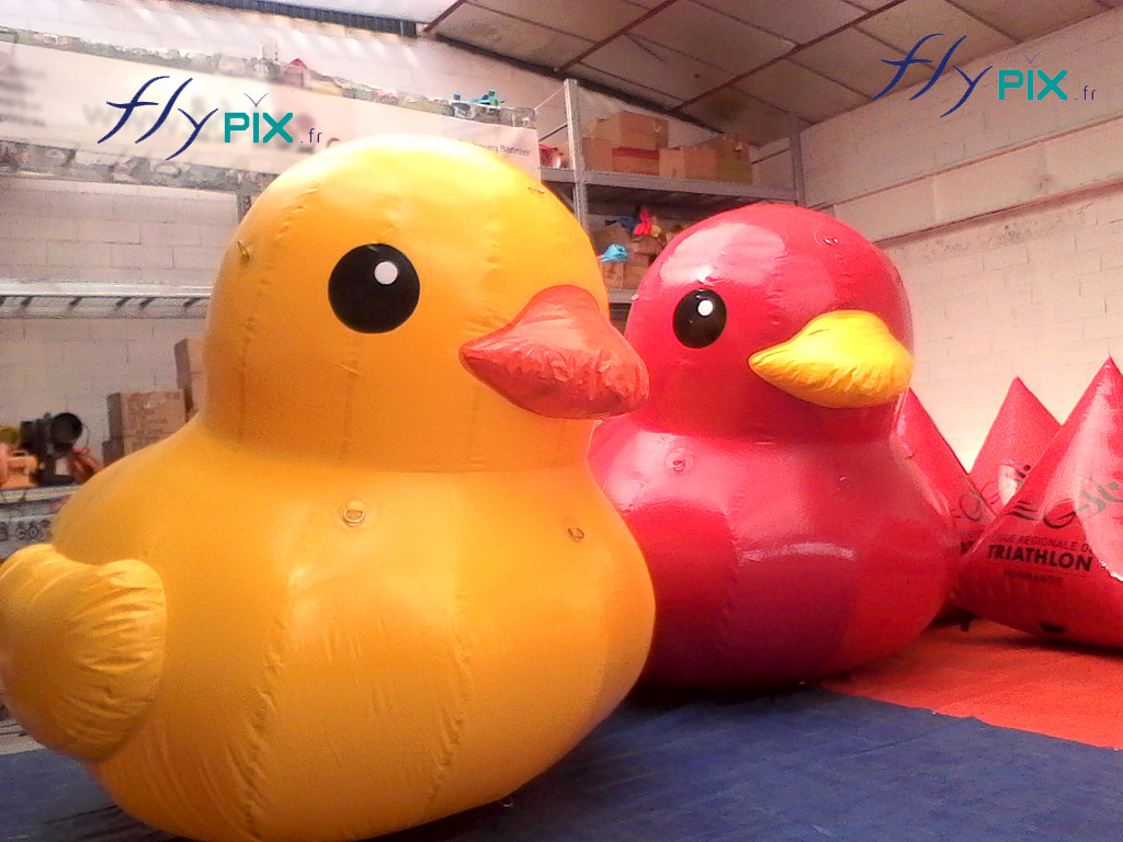 2 canards gonflables géants et sympathiques en enveloppe PVC.