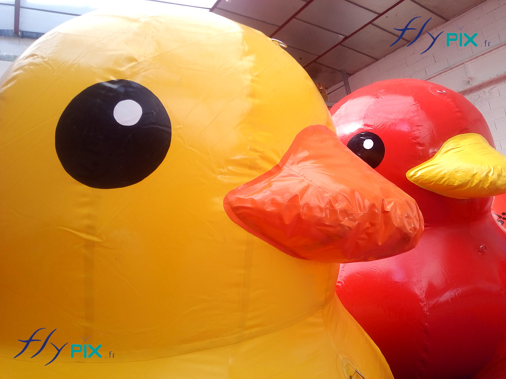 Mascotte animal canard : ballon structure gonflable géant grande taille, air captif, enveloppe PVC.