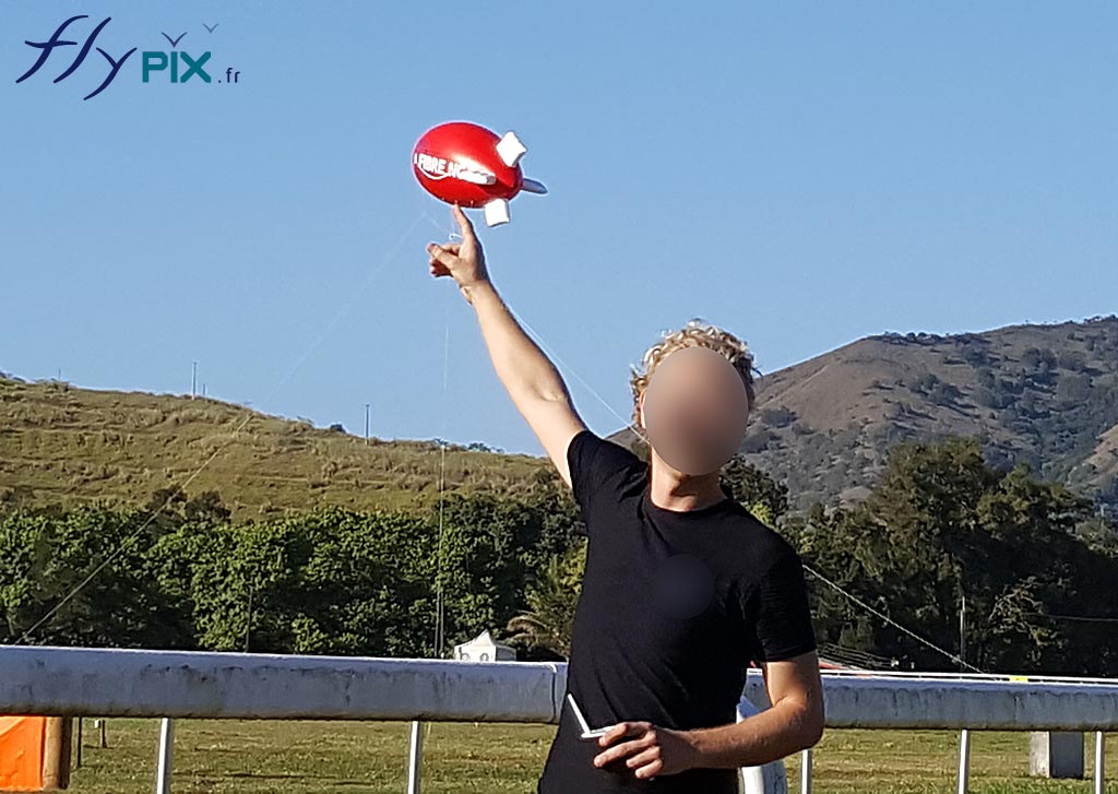 Réalisation d'un ballon dirigeable publicitaire zeppelin avec marquage personnalisé pour la société Nautile, à Nouméa, en Nouvelle Calédonie