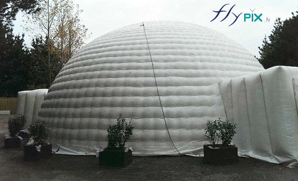 Vue extérieure d'un barnum igloo gonflable air captif de très grande dimension.