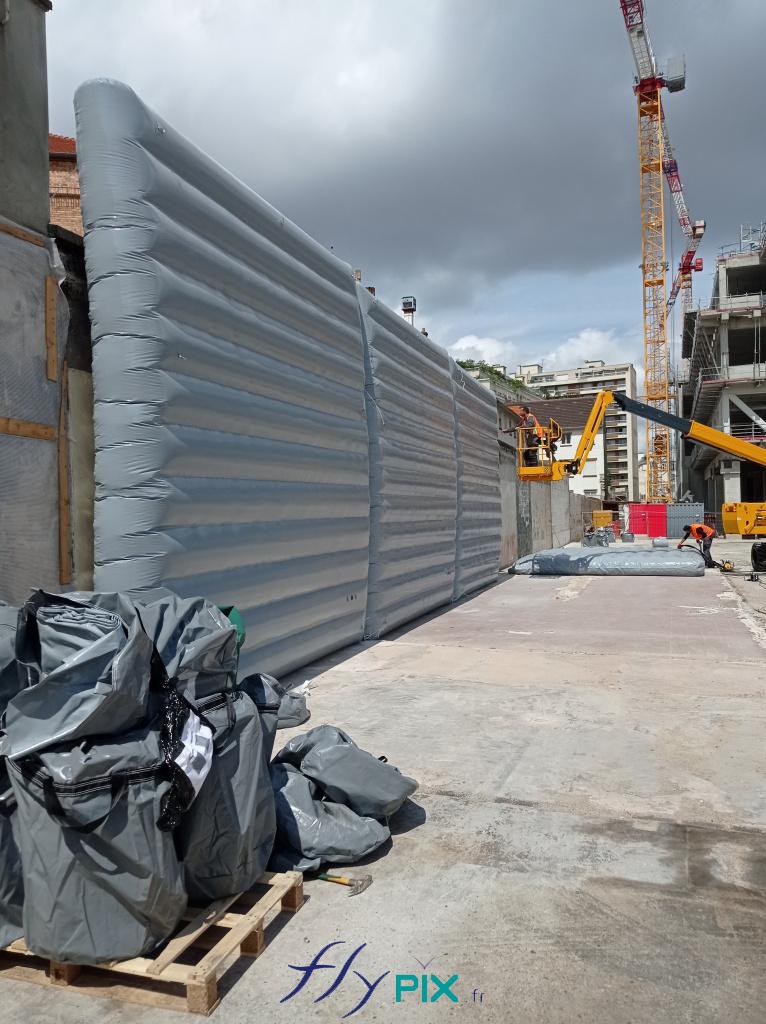 Des murs gonflables dont l'épaisseur et les matériaux permettent une réduction de bruit de 15 à 20 dB, pendant les travaux et les chantiers BTP urbain.