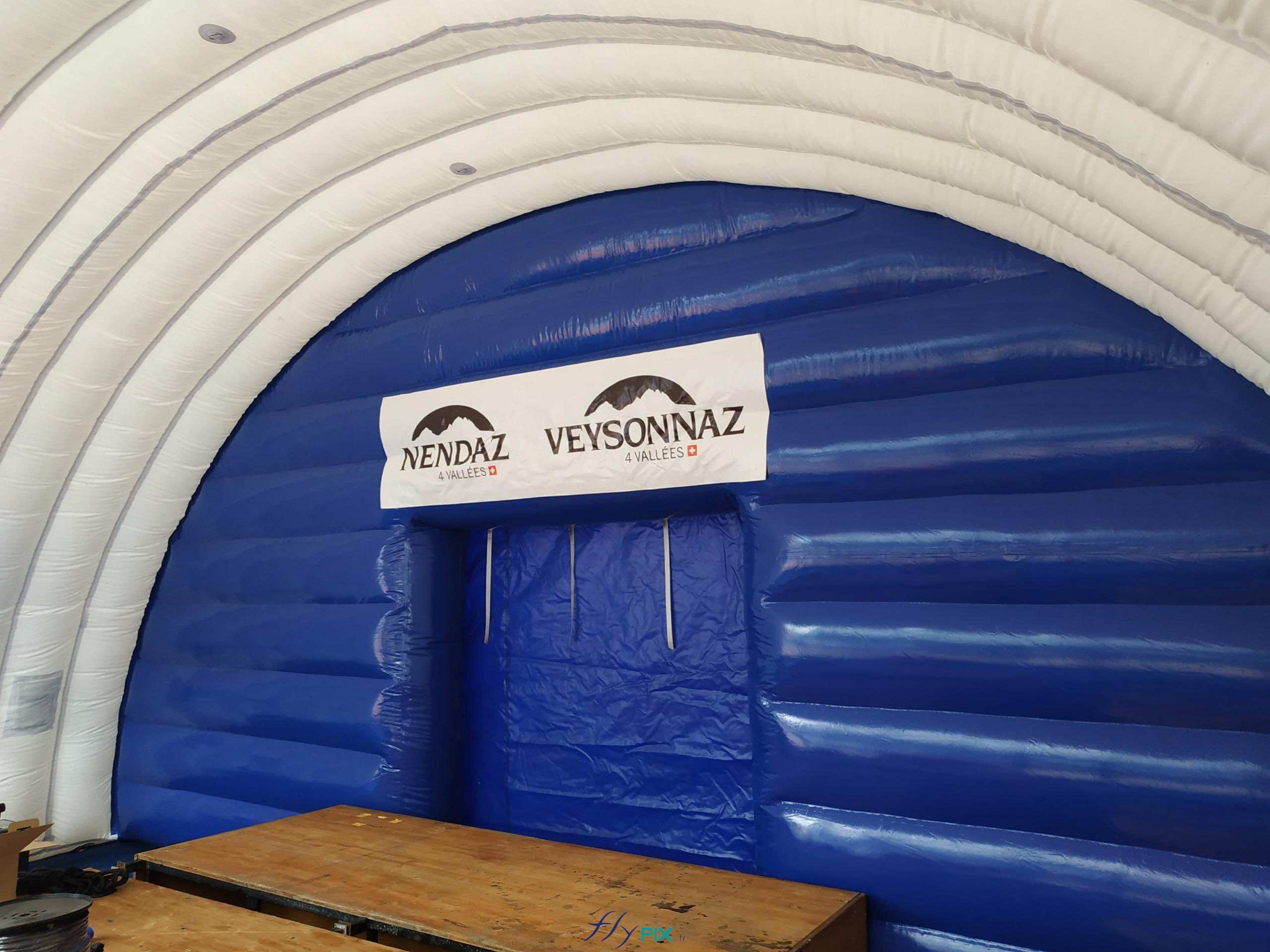 nendaz valais suisse structure gonflable abri tente hangar tunnel demi lune air captif enveloppe pvc double peau capitonnee accueil public scene 12 scaled